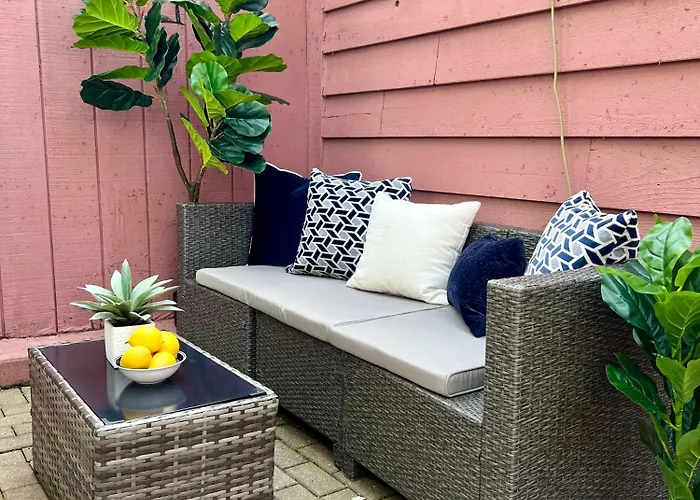 Designer Themed 4 Bedroom In Location With Patio And Fireplace Holiday home *