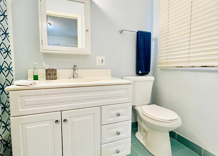 Designer Themed 4 Bedroom In Location With Patio And Fireplace Holiday home *