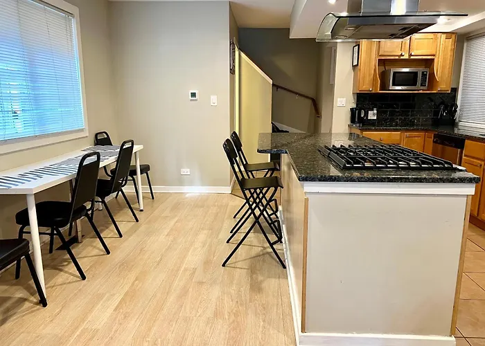 Designer Themed 4 Bedroom In Location With Patio And Fireplace