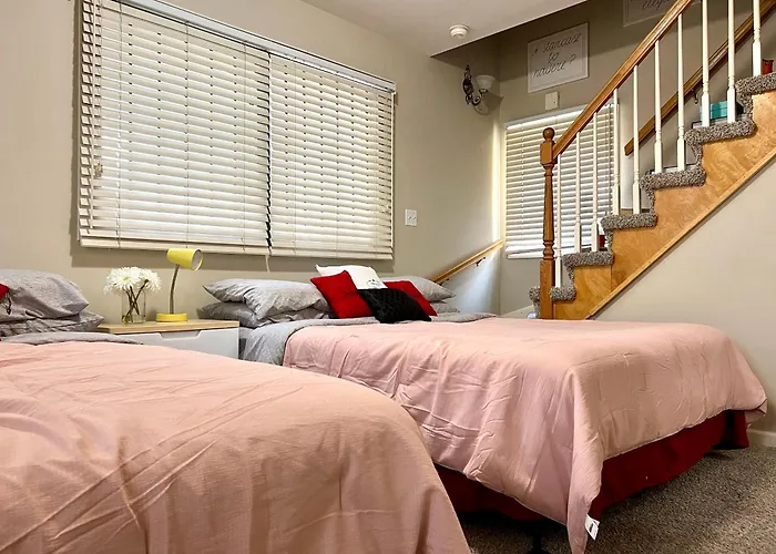 Holiday home Designer Themed 4 Bedroom In Location With Patio And Fireplace Chicago