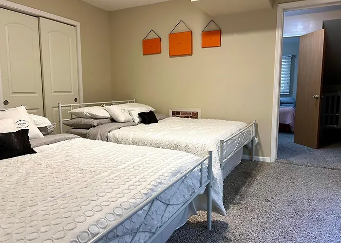 Designer Themed 4 Bedroom In Location With Patio And Fireplace *