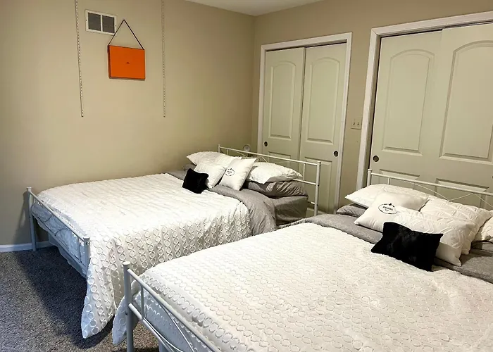 Holiday home Designer Themed 4 Bedroom In Location With Patio And Fireplace Chicago