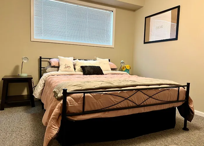 Designer Themed 4 Bedroom In Location With Patio And Fireplace Holiday home *