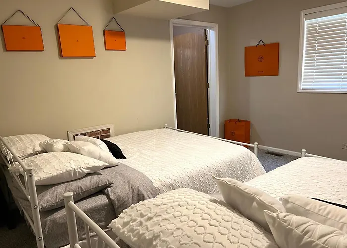 Designer Themed 4 Bedroom In Location With Patio And Fireplace Holiday home