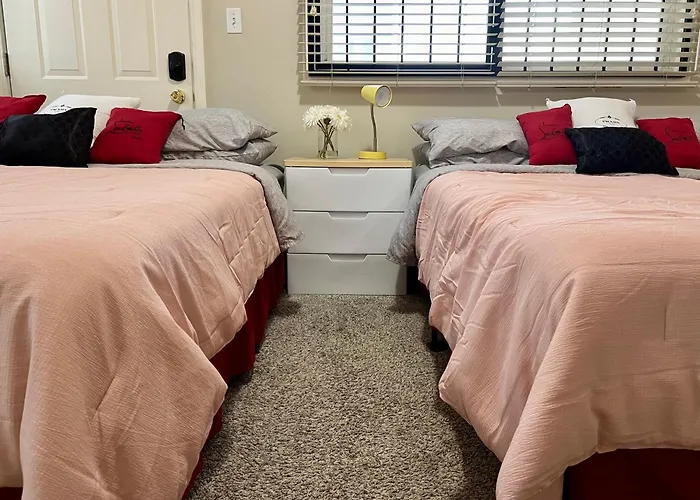 Holiday home Designer Themed 4 Bedroom In Location With Patio And Fireplace *