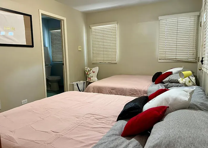 Holiday home Designer Themed 4 Bedroom In Location With Patio And Fireplace