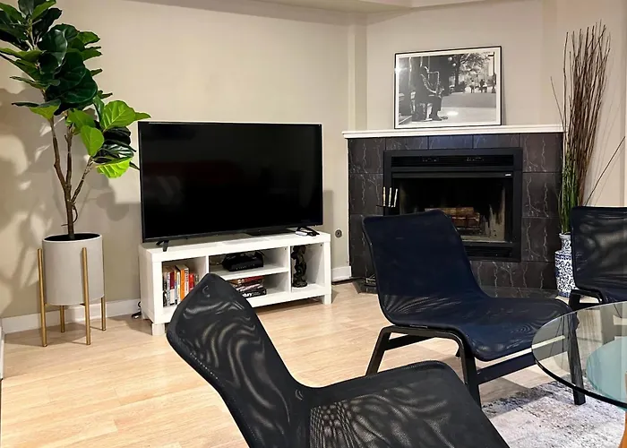 Designer Themed 4 Bedroom In Location With Patio And Fireplace *