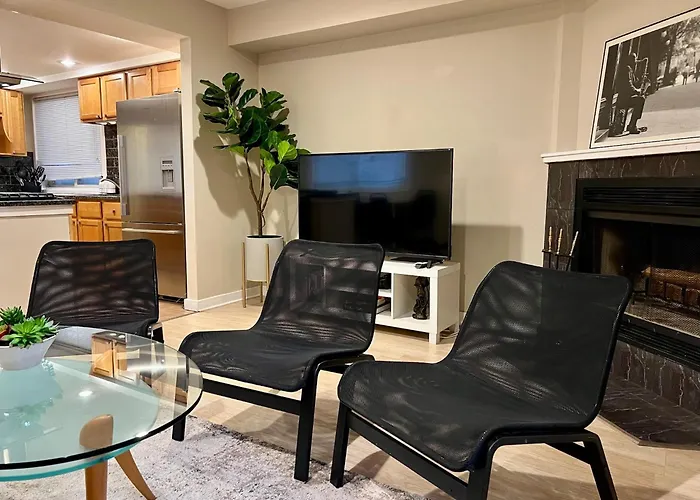 Designer Themed 4 Bedroom In Location With Patio And Fireplace Holiday home *