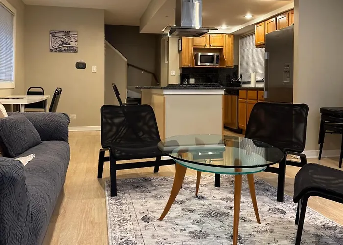 Designer Themed 4 Bedroom In Location With Patio And Fireplace *