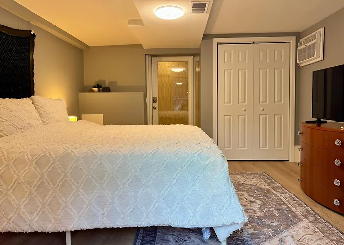 Designer Themed 4 Bedroom In Location With Patio And Fireplace * Chicago