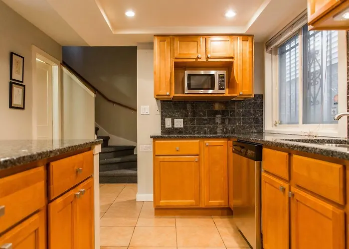 Designer Themed 4 Bedroom In Location With Patio And Fireplace *
