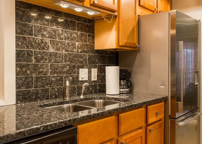 Designer Themed 4 Bedroom In Location With Patio And Fireplace * Chicago