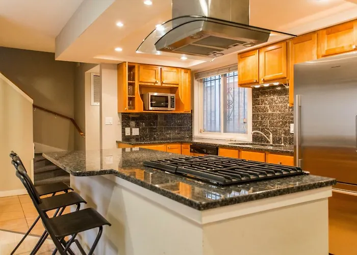 Holiday home Designer Themed 4 Bedroom In Location With Patio And Fireplace Chicago